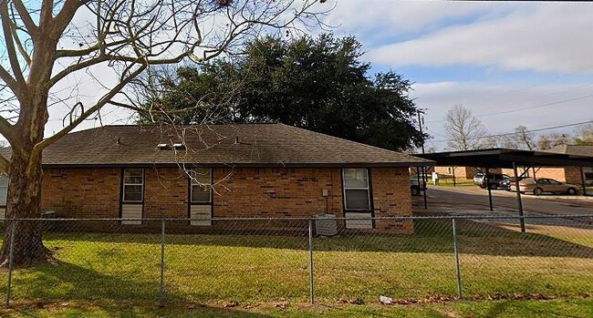 Building Photo - 115 Seniors St