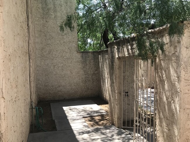 Building Photo - 10628 B SPRINGWOOD