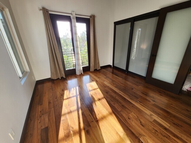 1st room - 4440 Katherine Ave