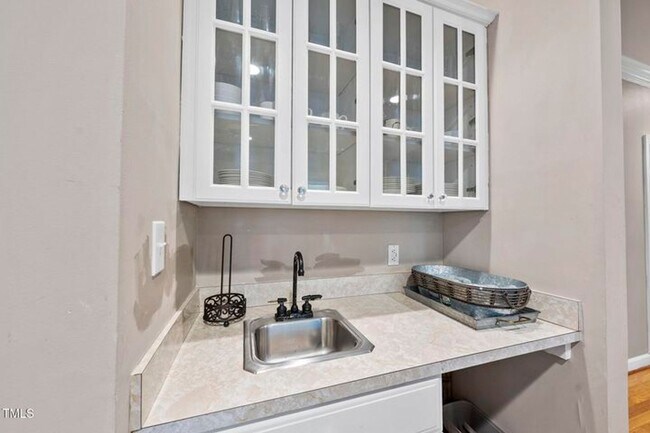 Building Photo - Spacious & Serene 5+ Bedroom Home in Sough...