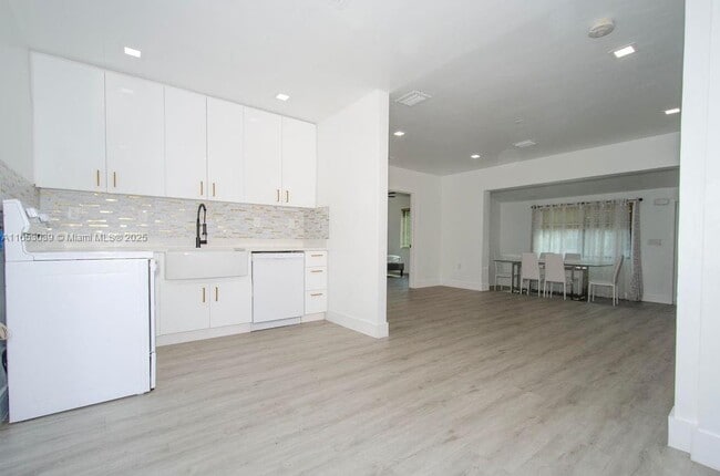 Building Photo - 935 NE 129th St