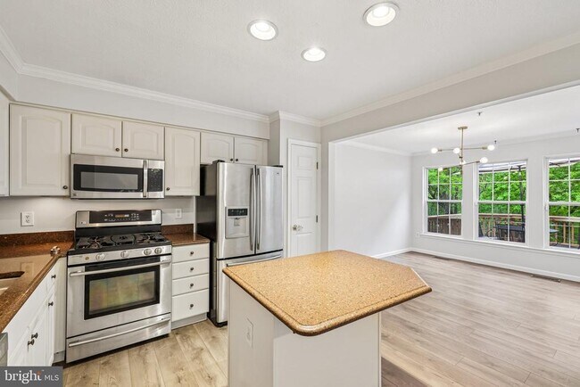 Building Photo - 8727 Thornbrook Dr