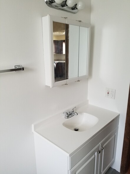 First floor bath - 55 Castleford Rd
