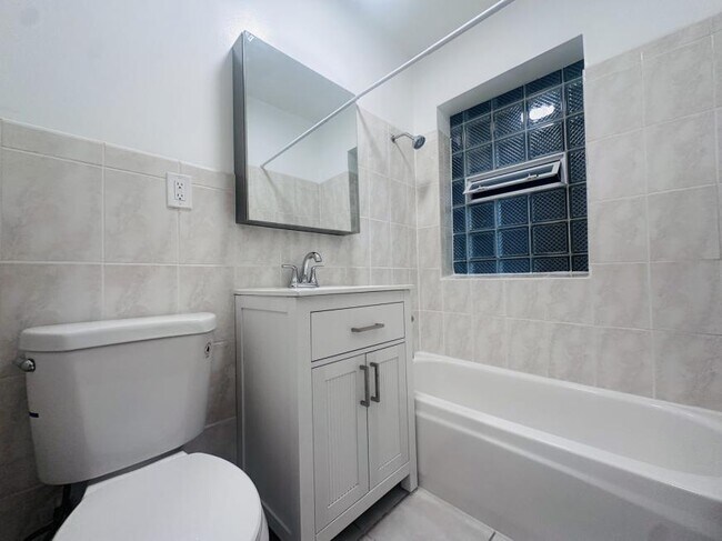 Building Photo - 0 bedroom in Chicago IL 60640