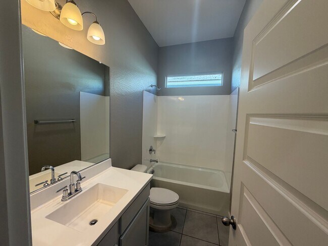 Building Photo - 40916 W Shaver Dr