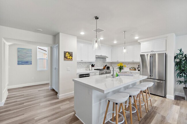 Building Photo - Carlsbad Townhome - 2 Blocks to the beach