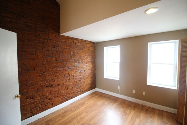 Building Photo - Fabulous Fells Point 1bd+Den/1ba Rowhome w...