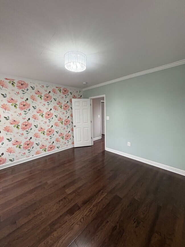 Building Photo - Beautiful Home Conveniently Located in Alexandria w/ Lower Level Suite