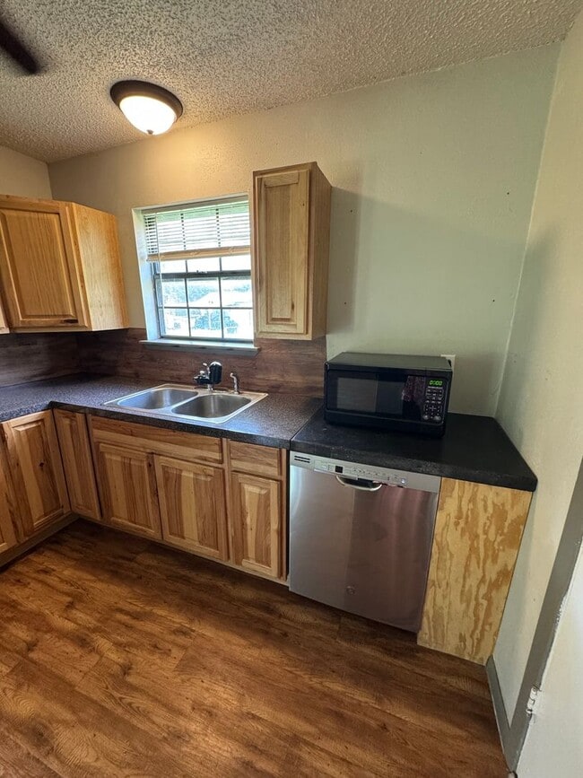 Building Photo - 3/1.5 Brick Home in West Lampasas