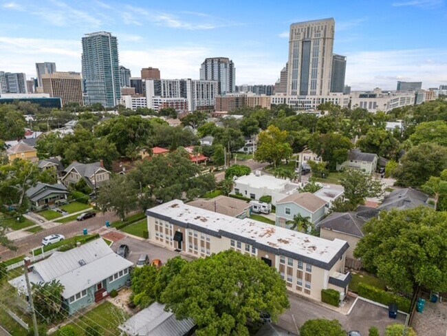 Building Photo - Orlando - 2 Bedroom, 1 Bathroom - $1895.00