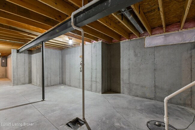 Building Photo - 220 Rockcrest Way