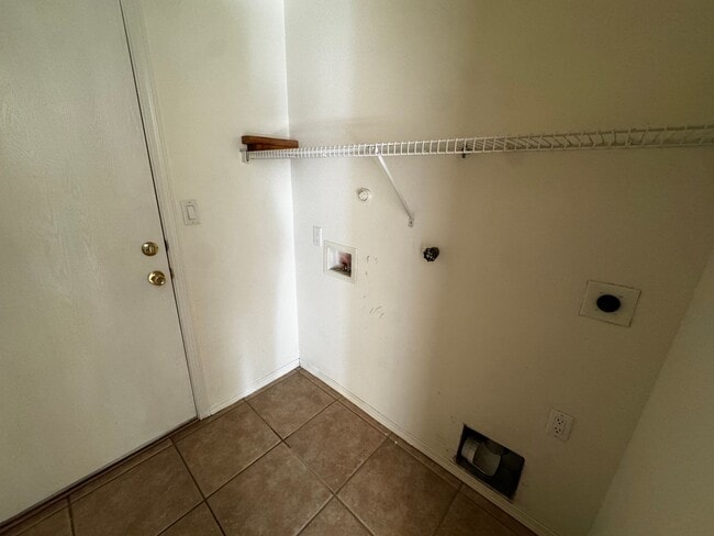 Building Photo - Beautiful townhome in a gated community.