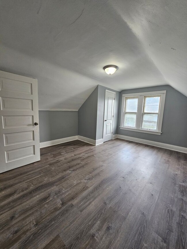 Building Photo - There is a $25 fee per application and eve...