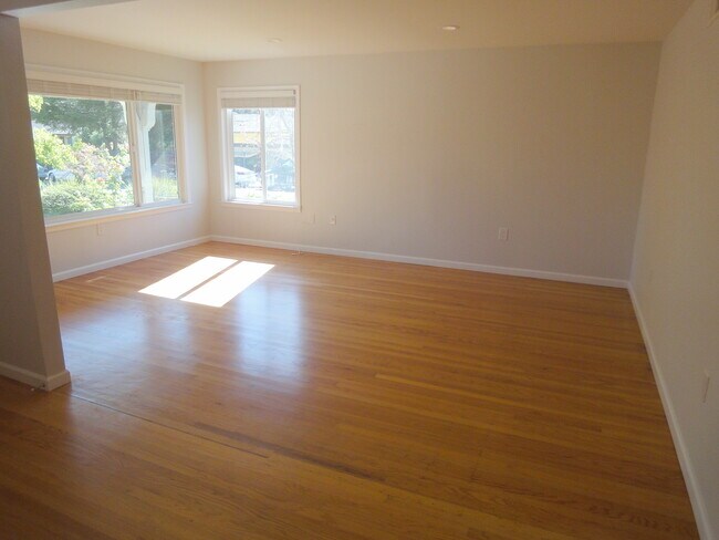 Building Photo - 3 Le Claire Ct