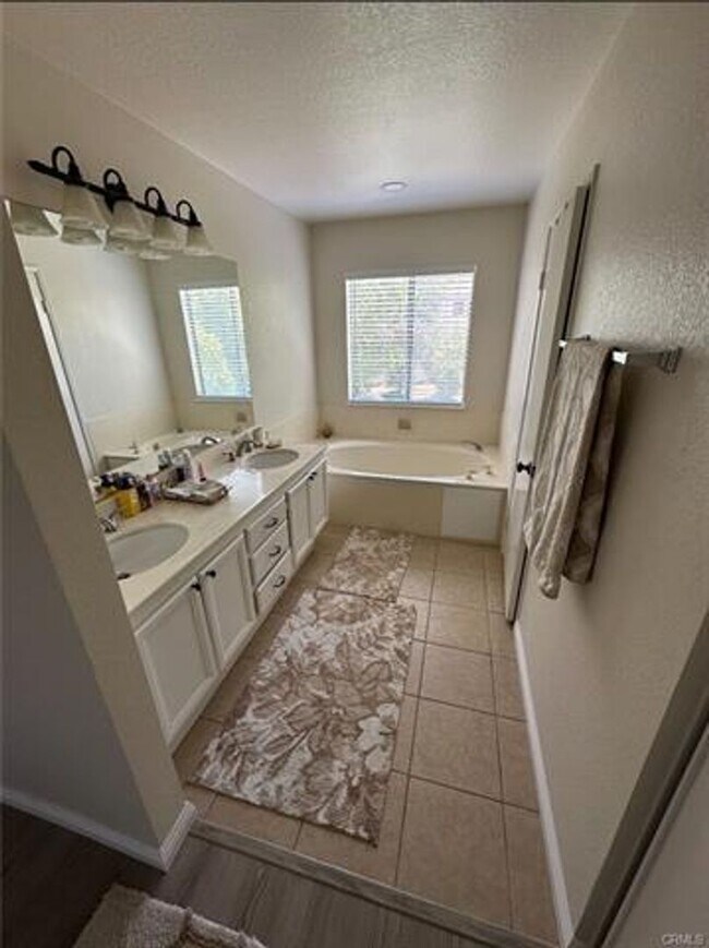 Building Photo - 4 Bedroom, 3 Bath Home in Prime Temecula L...