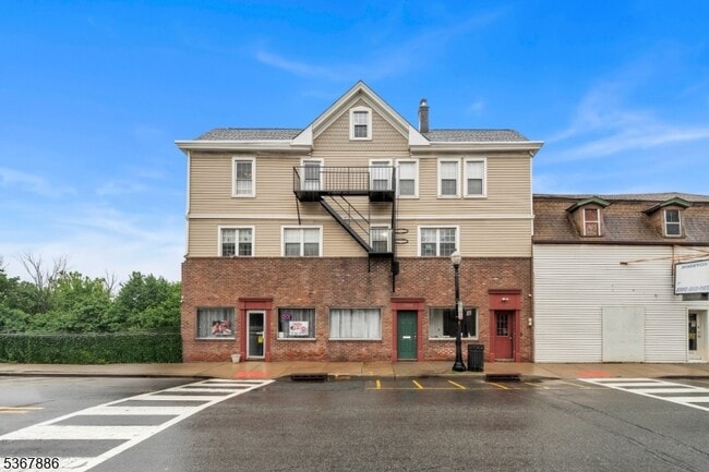 Primary Photo - 1000 Main St