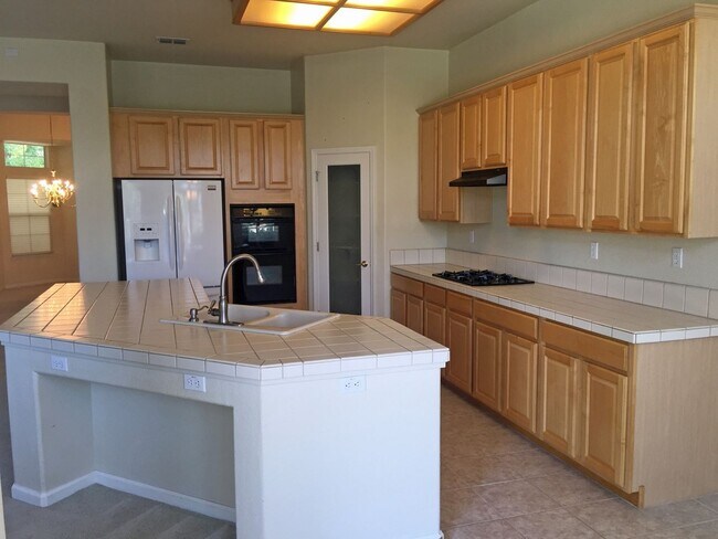 Building Photo - Executive 4 Bedroom 2.5 Bath, 2400 sft. El...