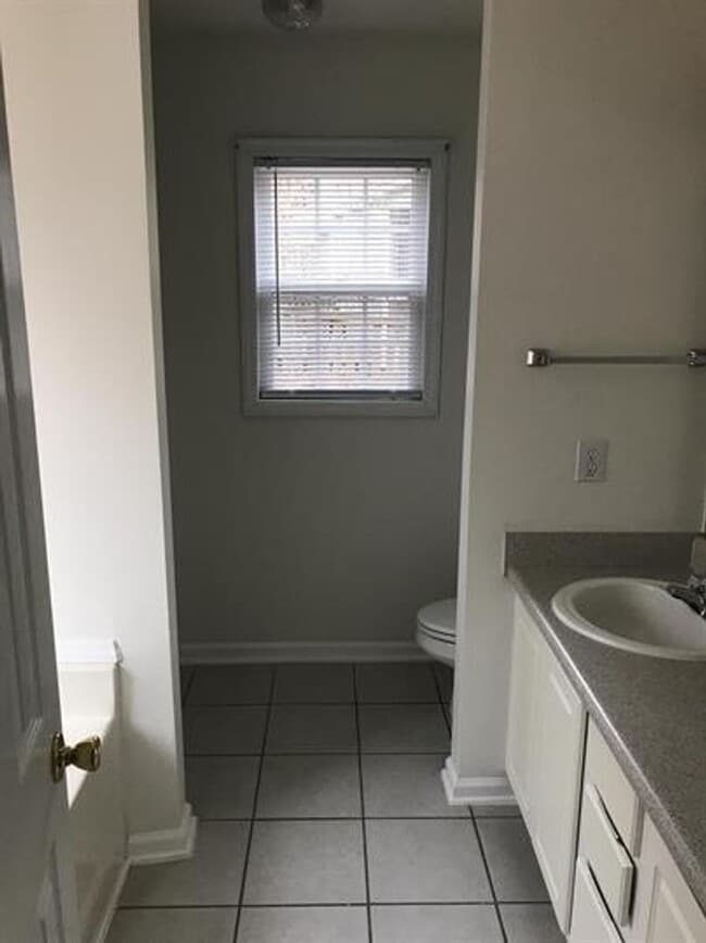 Building Photo - Carolina Lakes!!