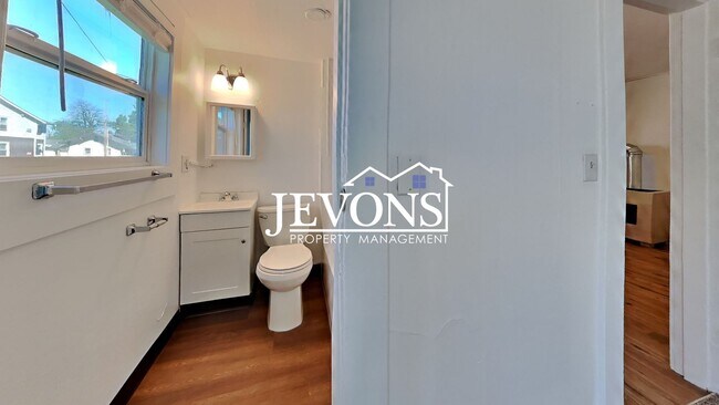 Building Photo - $600 Rent Credit - Well-kept ground-floor ...