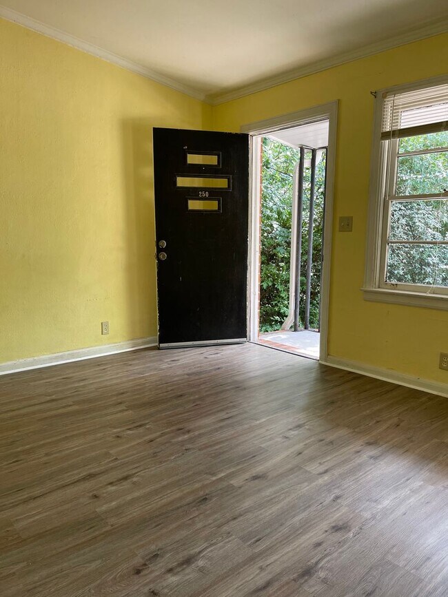 Building Photo - Two Bedroom One Bath in Normaltown
