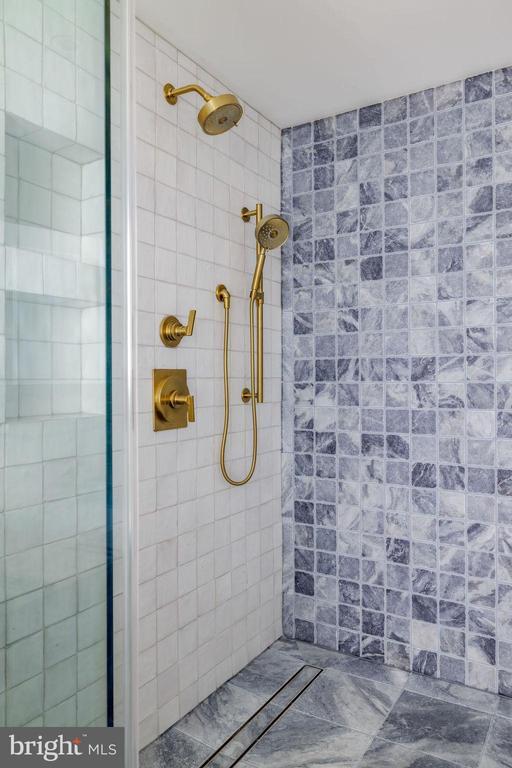 Building Photo - 2460 Ontario Rd NW