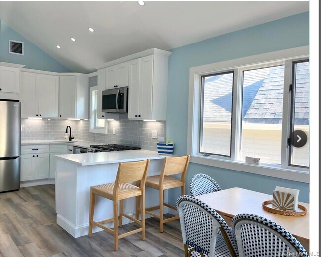 Building Photo - 44 Oswego Ave