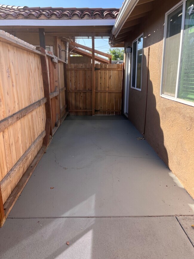 Building Photo - 1593 North Thorne Avenue