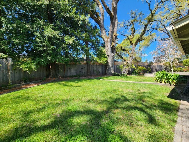 Building Photo - Lovely Bennett Valley Home in a Cul-De-Sac