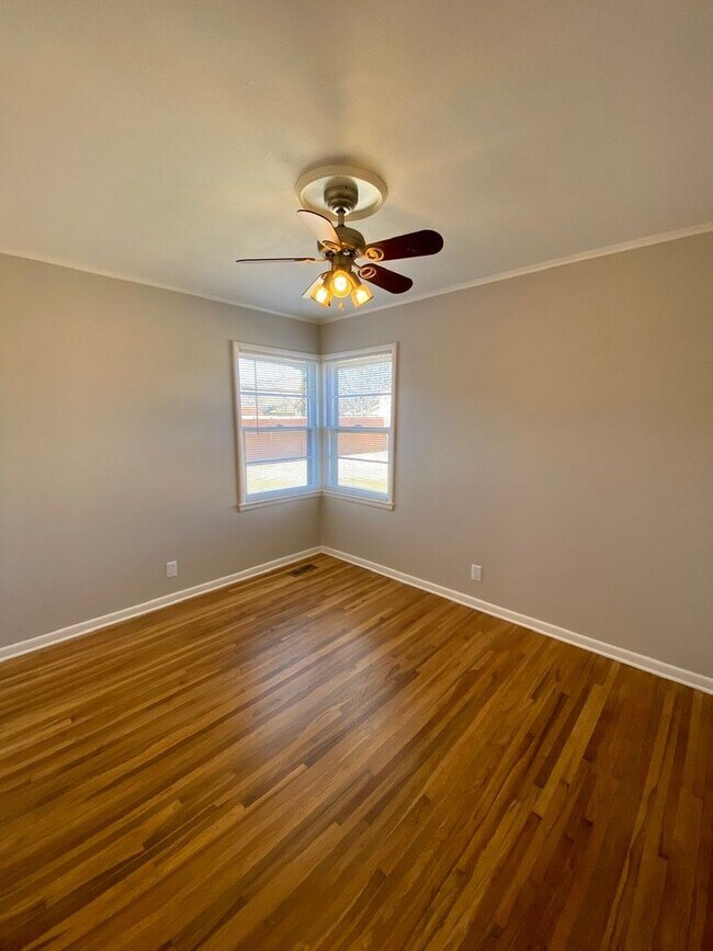 Building Photo - Updated & Renovated in Midtown! 3 Bedrooms...