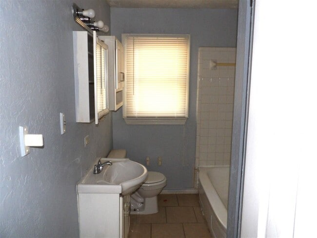 Building Photo - 2906 NW 19th St