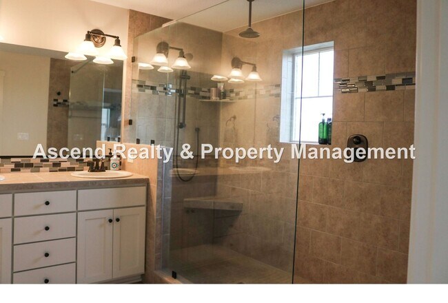 Building Photo - 4 Bed/3 Bath Hillsboro Laurel Oaks Neighborhood, Solar Panels, 1 or 2 Pets Allowed with Pet Rent,...