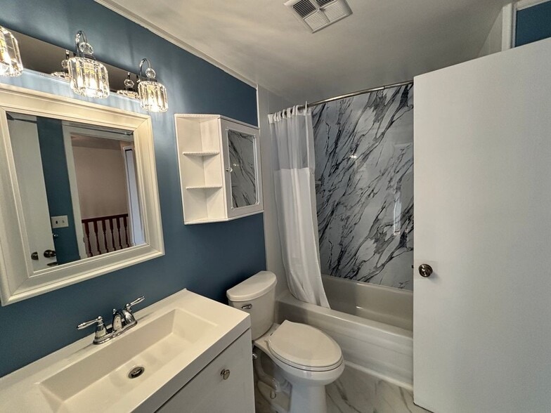 Building Photo - 17082 Kingsbrooke Dr