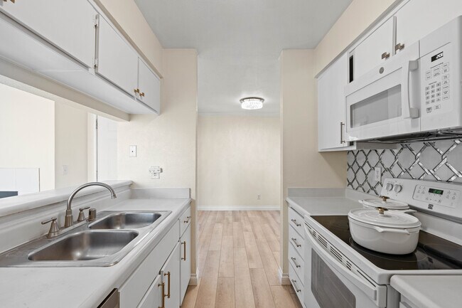 Building Photo - 10655 Lemon Ave