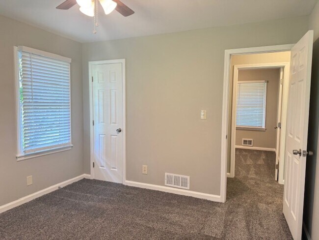 Building Photo - Newly Renovated 3 Bedroom / 1 Bath Ranch w...