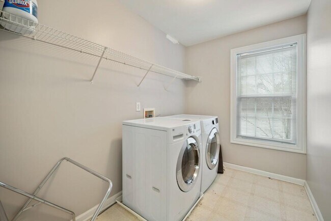 Building Photo - 961 College Pl Ct NW