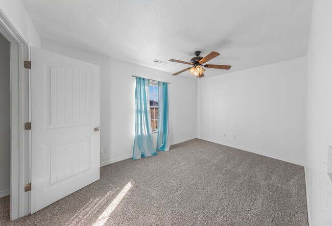 Building Photo - Are you looking for a short term rental. Look No further!!