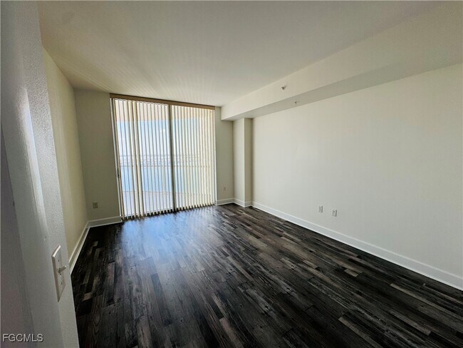 Building Photo - 3000 Oasis Grand Blvd