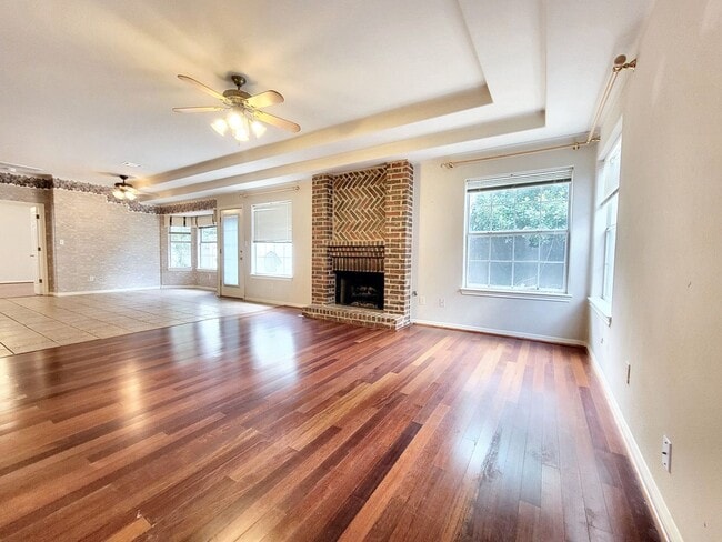Building Photo - 3/BR, 2/BA Home with Spacious Layout & Lar...