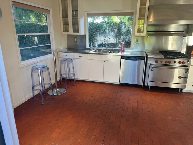 Building Photo - 723 Arenas St