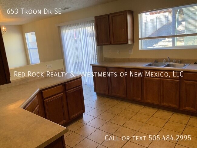 Building Photo - 653 Troon Dr SE