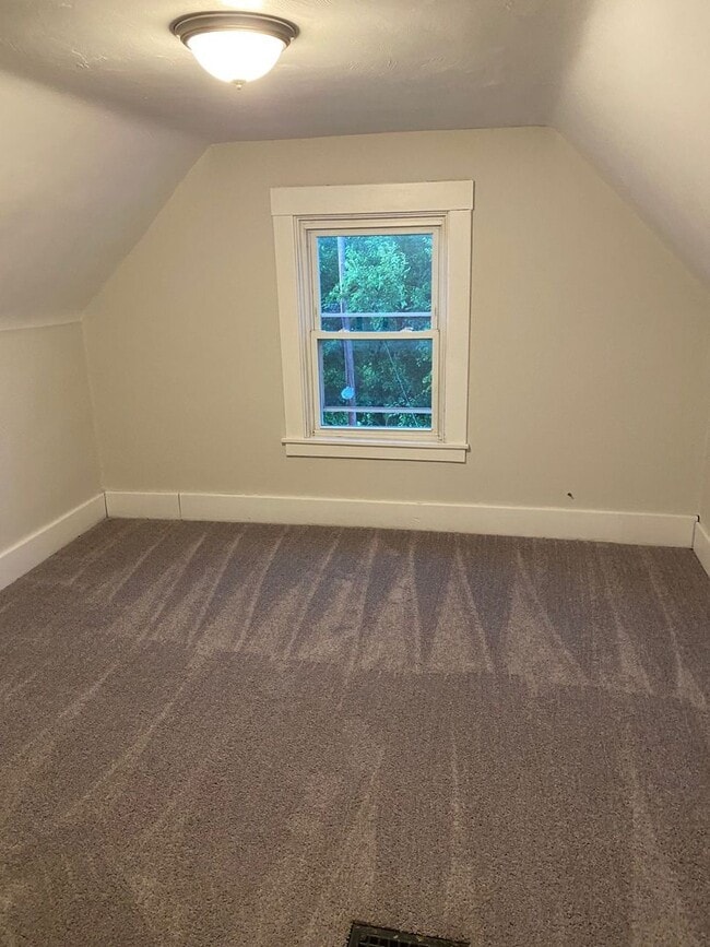 Building Photo - Wonderful 5BD/ 1 1/2 BA Single Family Home...