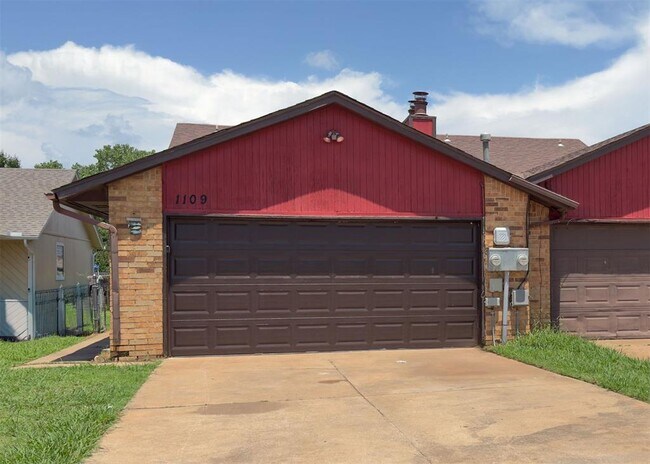 Building Photo - 1109 Dustin Dr