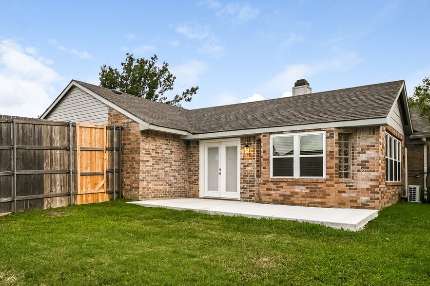 Building Photo - 1814 Uvalde St