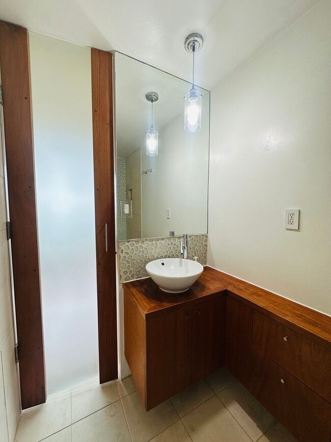 Building Photo - Luxury 12th Floor Corner 1bd/2bath w/Incredible Lake Merritt Views and a Home Office