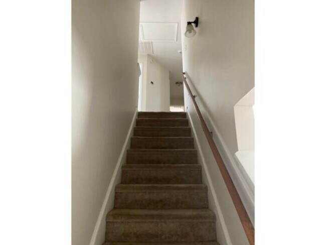 Building Photo - 50 Breezewood Dr