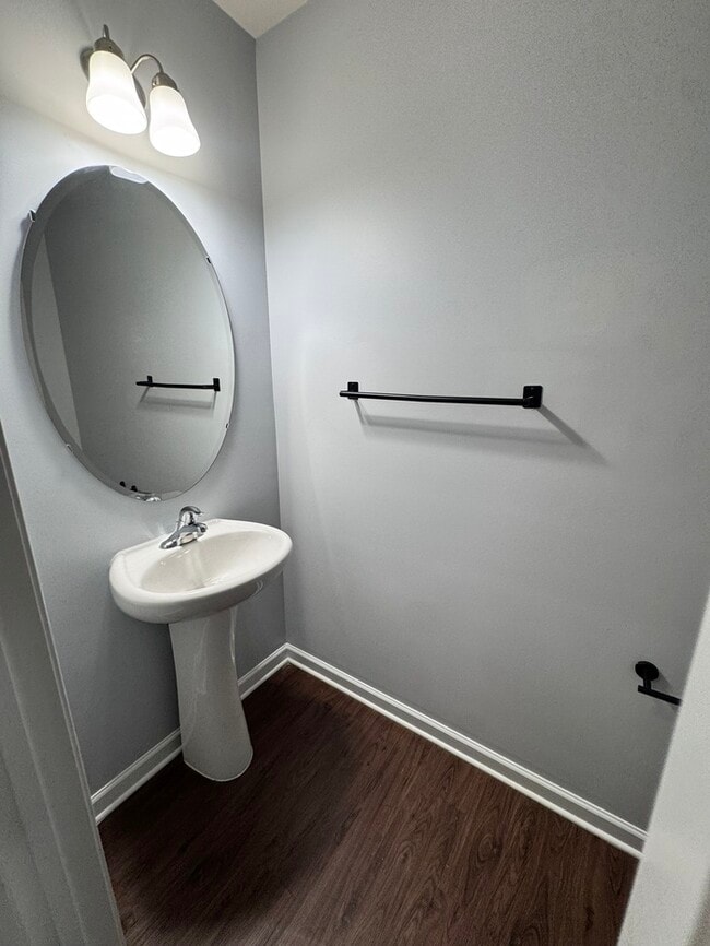 Building Photo - MOVE IN READY! 3 Bed 2.5 Bath Town Home