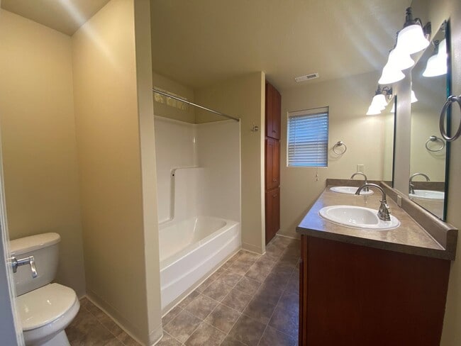 Building Photo - Well-Kept Three Bedroom Home in West Salem