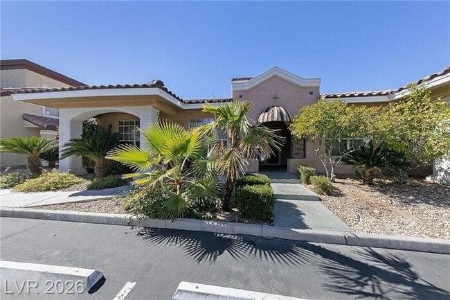 Building Photo - Fantastic NW second-floor unit with a welcoming layout and great natural flow!