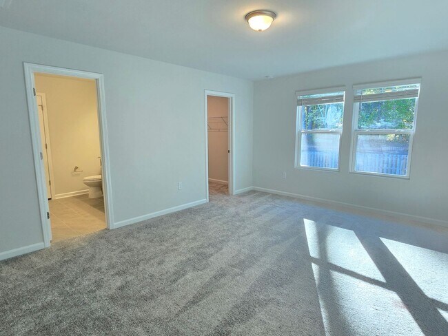 Building Photo - Approx 2700sqft, 5 bed / 3 bath featuring ...