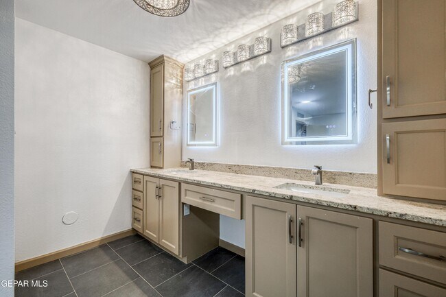 Building Photo - 4945 Vista Grande Cir